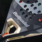 Detail van de Bullpadel Neuron 02 padelracket – hybride racket met PrismLock-frame, zwart design en 3D ruwe afwerking, ideaal voor controlegerichte spelers.