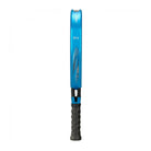Zijaanzicht Bullpadel Vertex 05 GEO 2026 padelracket – geometrisch blad in diamantvorm, fel blauw design met zwarte accenten en ruwe Top Spin-afwerking.