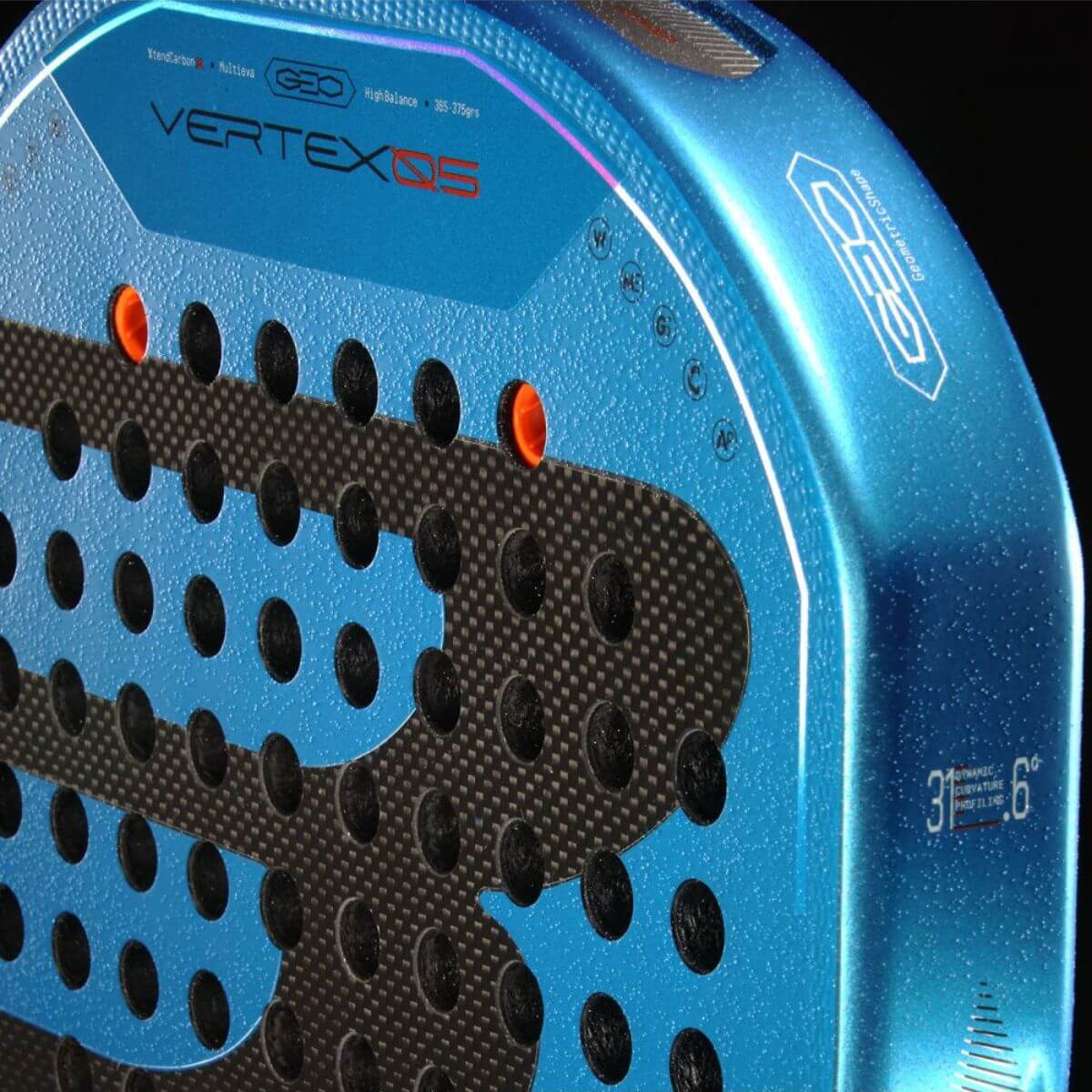 Detail Bullpadel Vertex 05 GEO 2026 padelracket – geometrisch blad in diamantvorm, fel blauw design met zwarte accenten en ruwe Top Spin-afwerking.