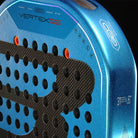 Detail Bullpadel Vertex 05 GEO 2026 padelracket – geometrisch blad in diamantvorm, fel blauw design met zwarte accenten en ruwe Top Spin-afwerking.