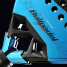 Detail Bullpadel Vertex 05 GEO 2026 padelracket – geometrisch blad in diamantvorm, fel blauw design met zwarte accenten en ruwe Top Spin-afwerking.