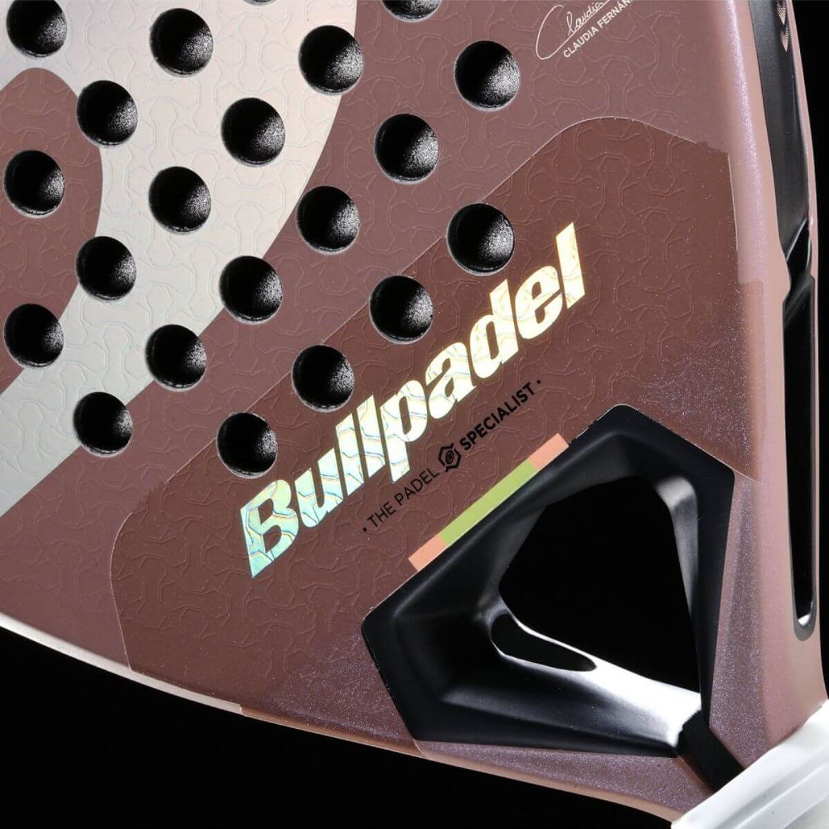 Detail Bullpadel Wonder 2025 padelracket – hybride damesracket geïnspireerd door Claudia Fernández, met modern design en 3D-ruwe afwerking.