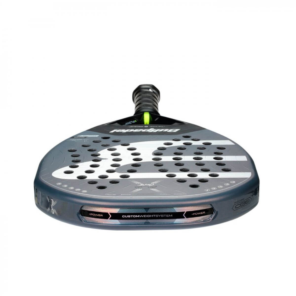 Bovenaanzicht grijze Bullpadel XPLO CMF 26 padelracket – Geometric vorm met Fibrix-blad, Multieva-kern en 3D Grain. Explosieve power met ultiem comfort.