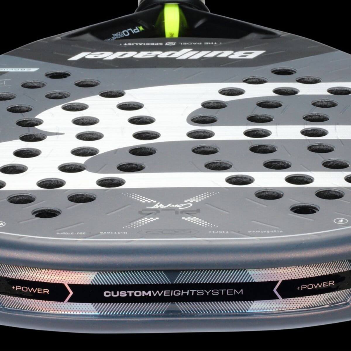 Detail grijze Bullpadel XPLO CMF 26 padelracket – Geometric vorm met Fibrix-blad, Multieva-kern en 3D Grain. Explosieve power met ultiem comfort.