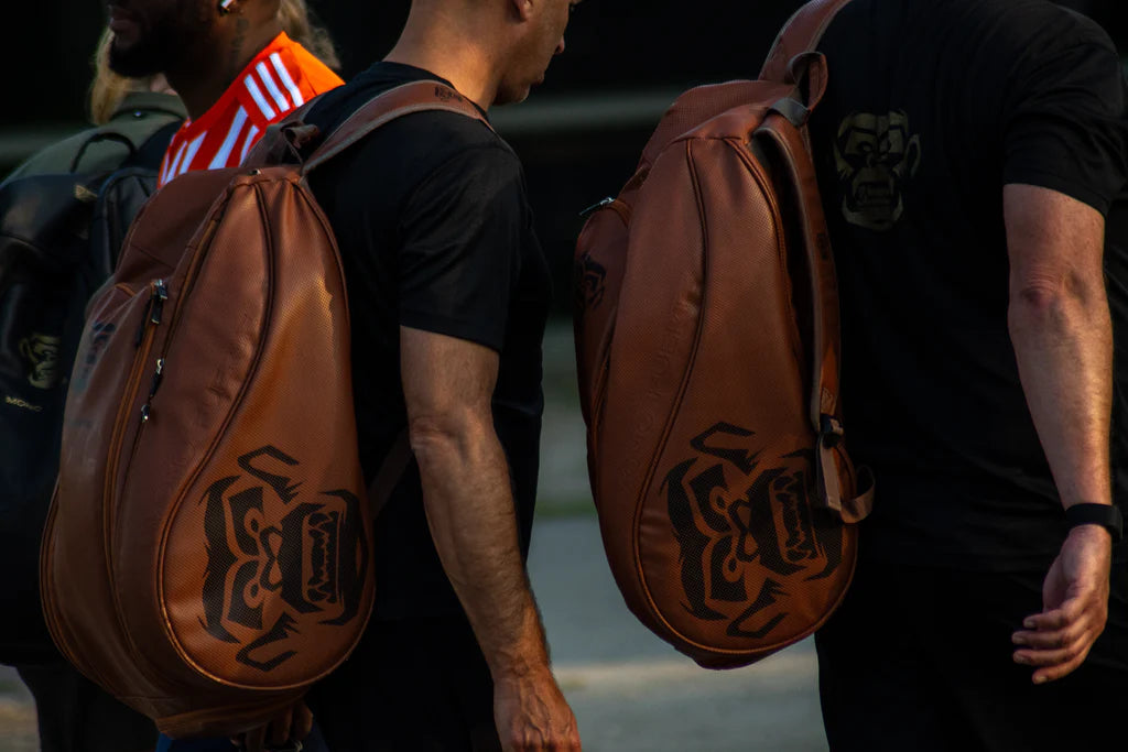 Cognac padel tas met zwart aap logo op de zijkant