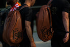 Cognac padel tas met zwart aap logo op de zijkant