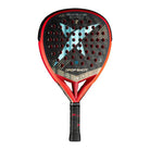 Vooraanzicht Drop Shot Canyon Pro Attack 24 padelracket, diamantvormig blad in zwart-rood design met 24K carbon details.