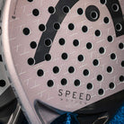 Close-up van de nieuwe padel racket Head Motion, roos/paars van kleur met in het zwart het logo van Head.