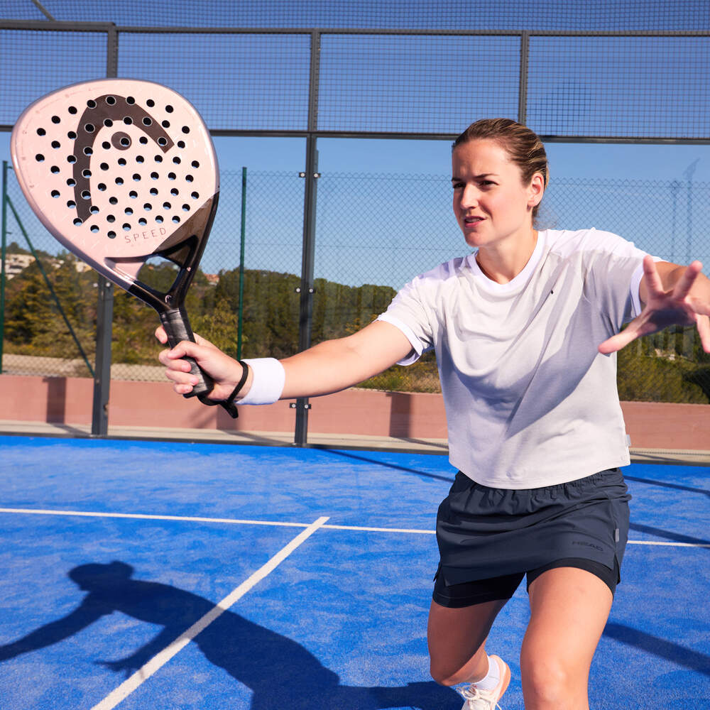 Professionele speelster Ari Sanchez met de nieuwe padel racket Head Motion, roos/paars van kleur met in het zwart het logo van Head.