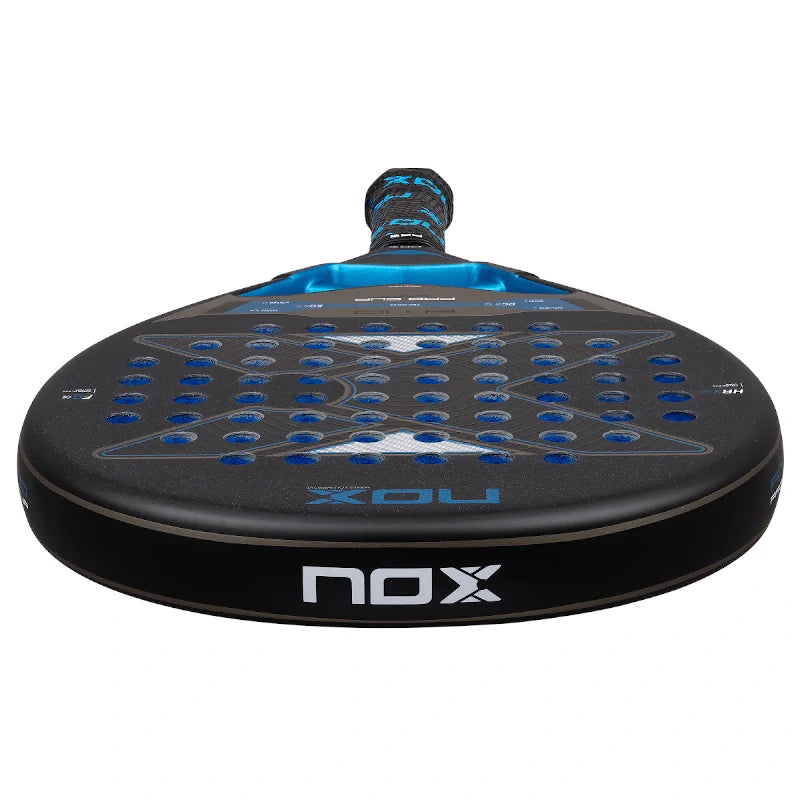 Bovenaanzicht zwart padel racket NOX AT10 Pro Cup Soft 2026 met licht blauwe details