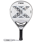 Vooraanzicht licht grijze padel racket Nox Genius 12k 2027