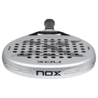 Bovenaanzicht licht grijze padel racket Nox Genius 12k 2027