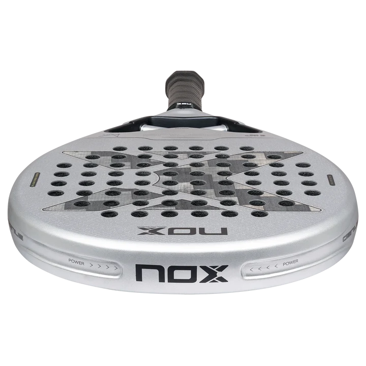 Bovenaanzicht licht grijze padel racket Nox Genius 12k 2027