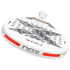 Bovenaanzicht met rode gewichten wit padel racket Nox Genius 12k Lite 2027 met licht grijs Nox logo en bronzen details rond de rand van de kader