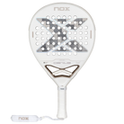 Vooraanzicht wit padel racket Nox Genius 12k Lite 2027 met licht grijs Nox logo en bronzen details rond de rand van de kader