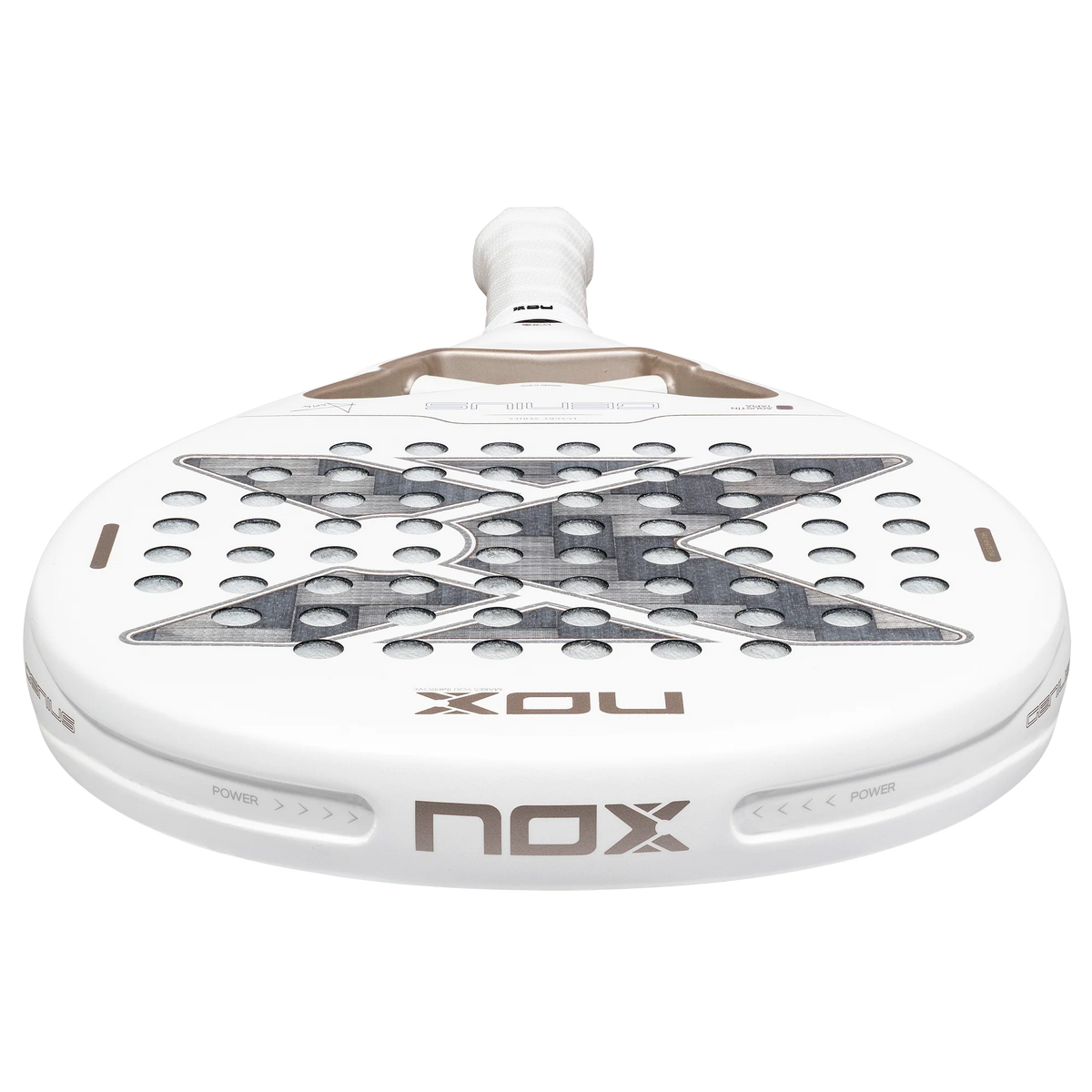 Bovenaanzicht wit padel racket Nox Genius 12k Lite 2027 met licht grijs Nox logo en bronzen details rond de rand van de kader