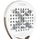 Detail slagoppervlak wit padel racket Nox Genius 12k Lite 2027 met licht grijs Nox logo en bronzen details rond de rand van de kader