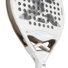 Detail kader wit padel racket Nox Genius 12k Lite 2027 met licht grijs Nox logo en bronzen details rond de rand van de kader