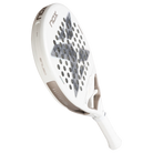 Schuin bovenaanzicht wit padel racket Nox Genius 12k Lite 2027 met licht grijs Nox logo en bronzen details rond de rand van de kader