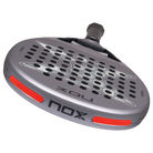 Gewichten bovenaan licht grijs padel racket Nox Genius 18k 2027