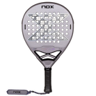 Vooraanzicht licht grijs padel racket Nox Genius 18k 2027