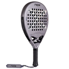 Schuin vooraanzicht licht grijs padel racket Nox Genius 18k 2027