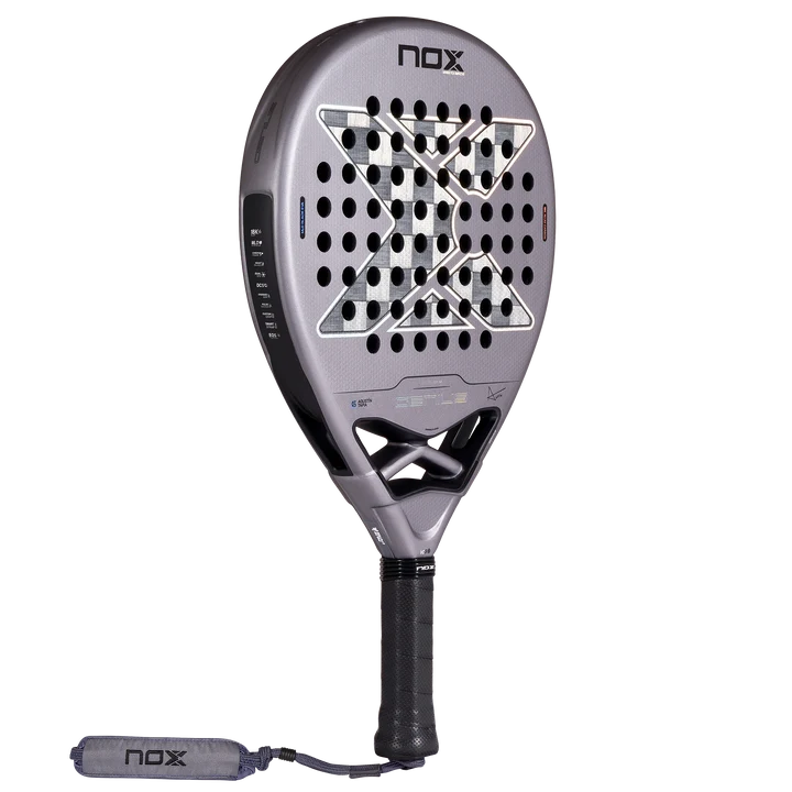 Schuin vooraanzicht licht grijs padel racket Nox Genius 18k 2027