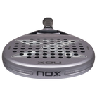 Bovenaanzicht licht grijs padel racket Nox Genius 18k 2027