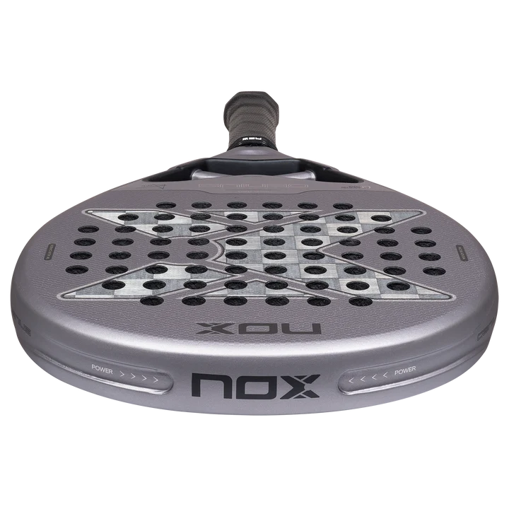 Bovenaanzicht licht grijs padel racket Nox Genius 18k 2027