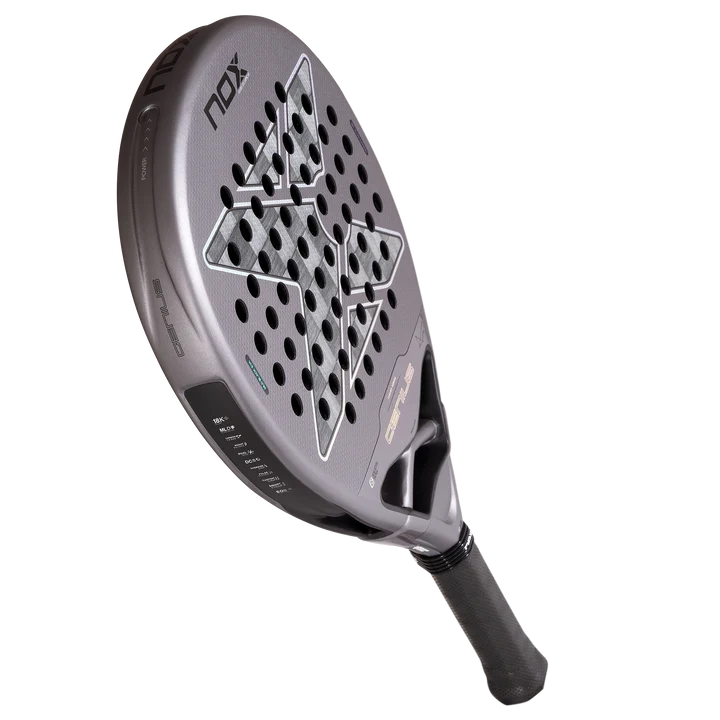 Schuin bovenaanzicht licht grijs padel racket Nox Genius 18k 2027