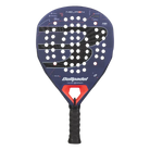 Vooraanzicht blauwe padel racket met een zwarte B op het slagoppervlak, oranje accent net boven het handvat en een zwart handvat.