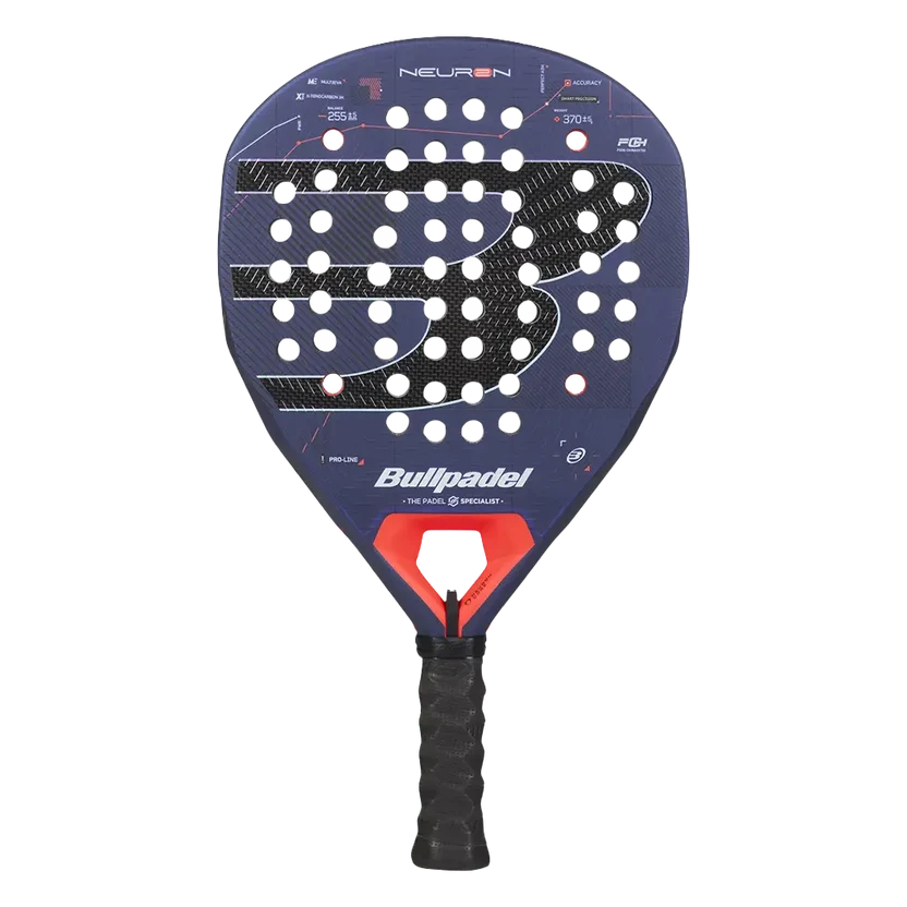 Vooraanzicht blauwe padel racket met een zwarte B op het slagoppervlak, oranje accent net boven het handvat en een zwart handvat.