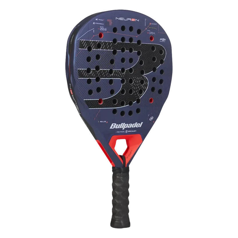 Schuin vooraanzicht blauwe padel racket met een zwarte B op het slagoppervlak, oranje accent net boven het handvat en een zwart handvat.