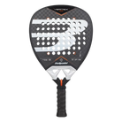 Vooraanzicht donker grijze padel racket met wit B logo op het slagoppervlak
