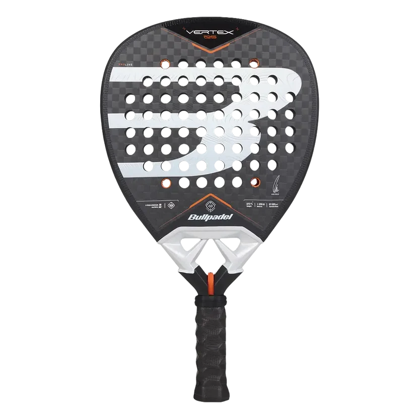 Vooraanzicht donker grijze padel racket met wit B logo op het slagoppervlak