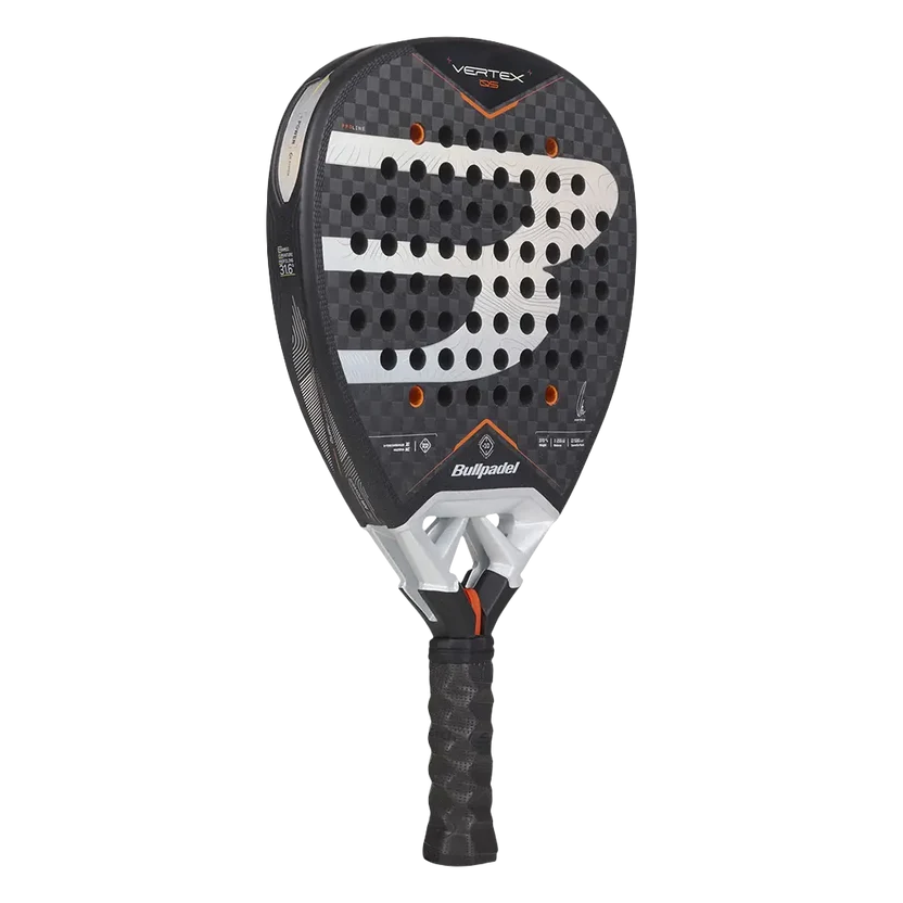 Schuin vooraanzicht donker grijze padel racket met wit B logo op het slagoppervlak