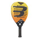 Schuin vooraanzicht Bullpadel Vertex 05 Geo 2027 gele padel racket met oranje accenten en zwart Bullpadel logo.