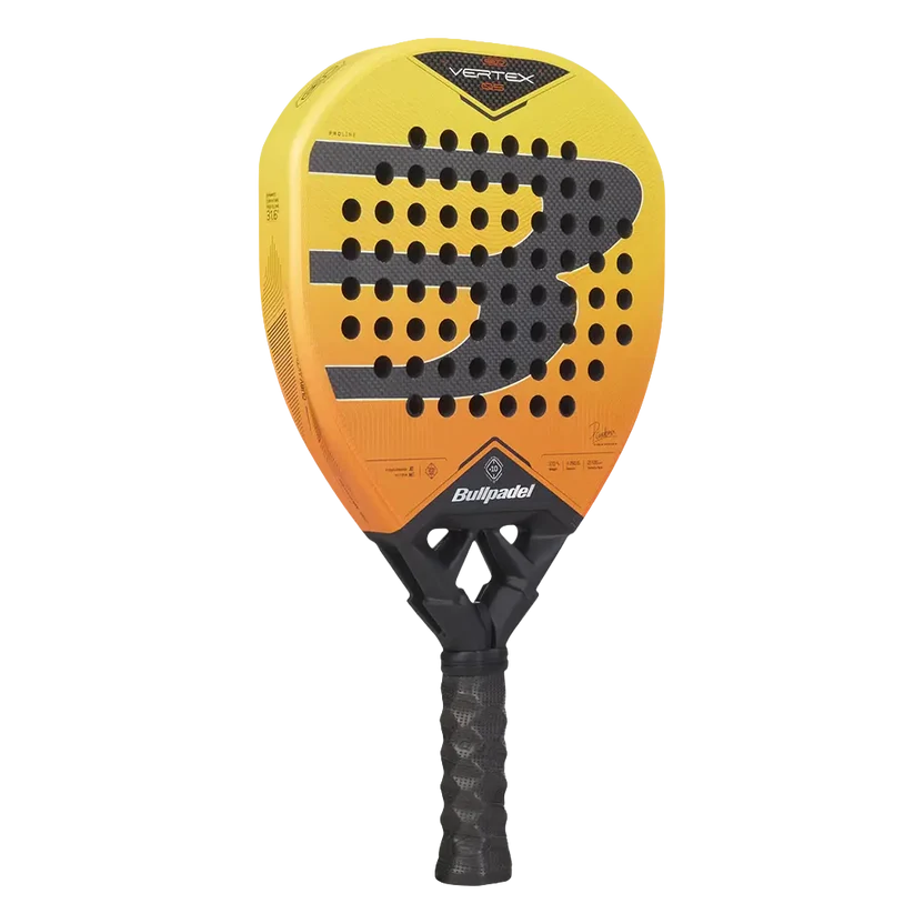 Schuin vooraanzicht Bullpadel Vertex 05 Geo 2027 gele padel racket met oranje accenten en zwart Bullpadel logo.