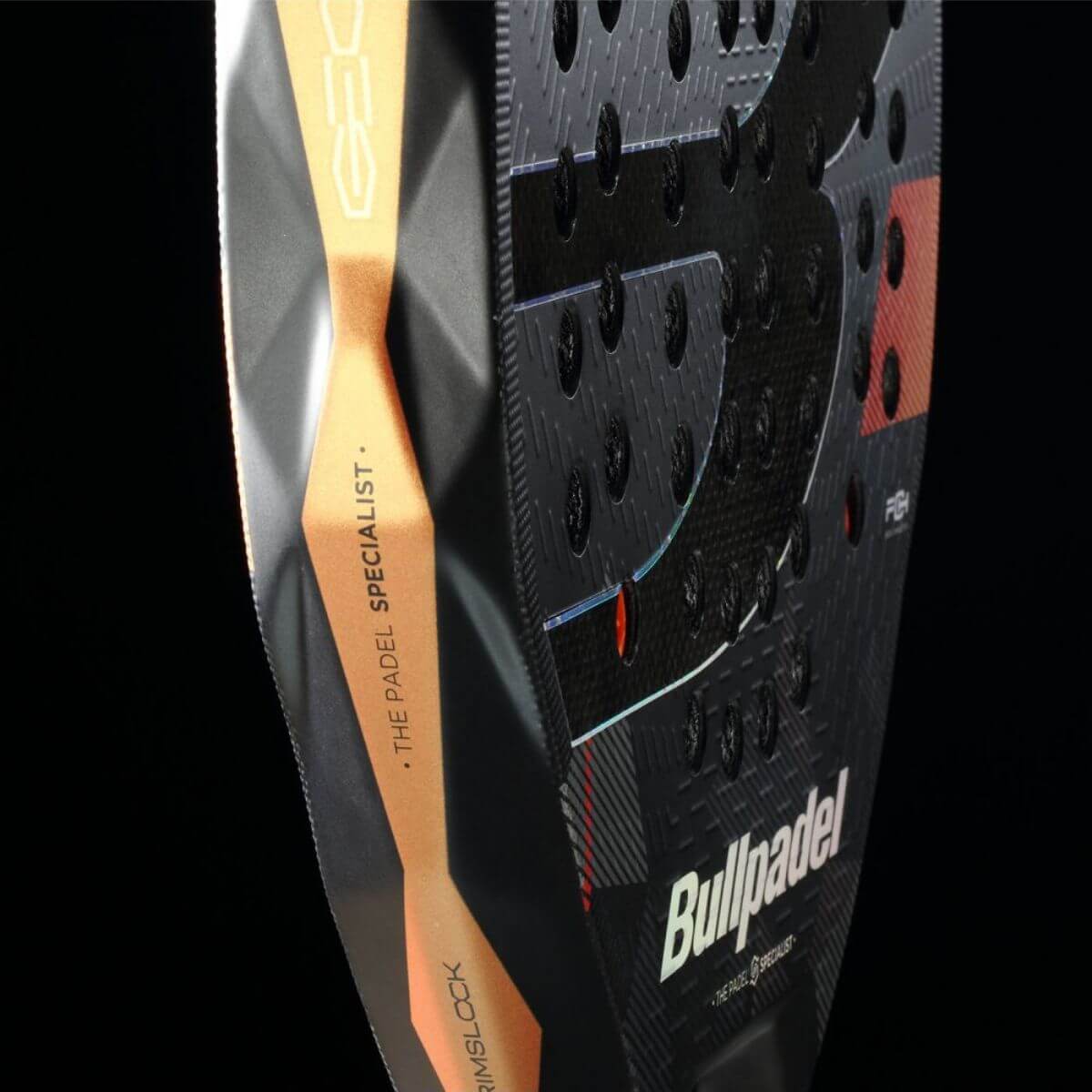 Detail Bullpadel Neuron 02 Edge padelracket – geometrische vorm, Xtend Carbon 3K en Multieva-kern. Ontworpen voor maximale precisie.