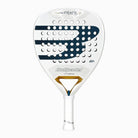 Vooraanzicht Bullpadel Pearl 26 padelracket – wit diamantvormig model van Bea González met Fibrix-blad en Multieva-kern.