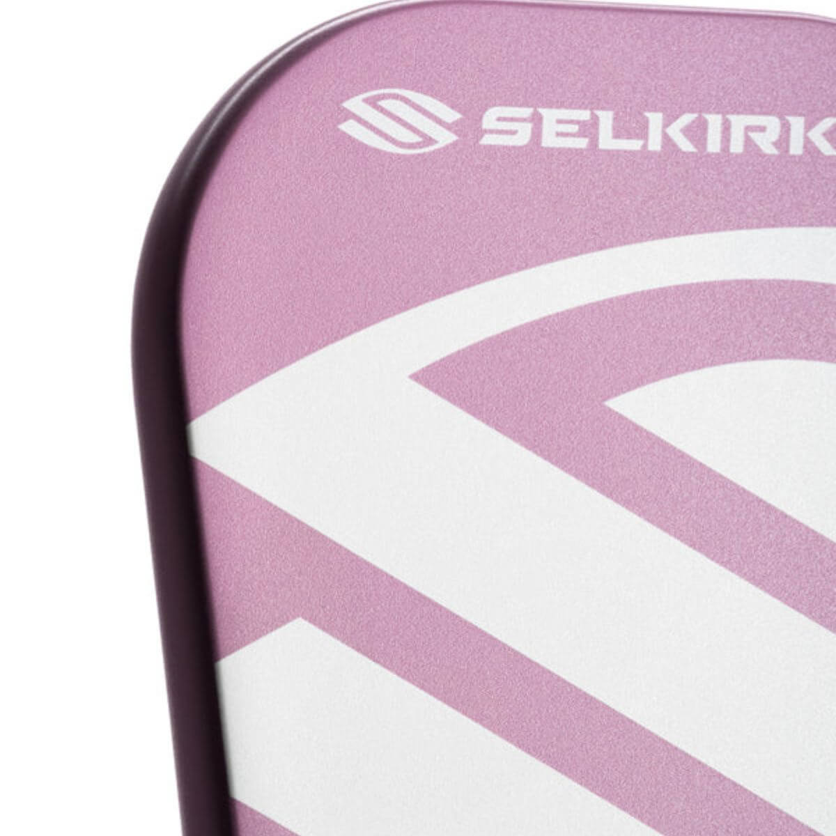 Close-up van het slagoppervlak van de paarse Selkirk AMPED Pro Air Epic pickleball racket met groot wit Selkirk-logo op het blad.