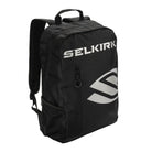 Vooraanzicht van de zwarte Selkirk Pickleball rugzak met wit Selkirk opschrift en wit Selkirk logo.