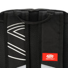 Detail van de zwarte Selkirk Pickleball rugzak met wit Selkirk opschrift en wit Selkirk logo.