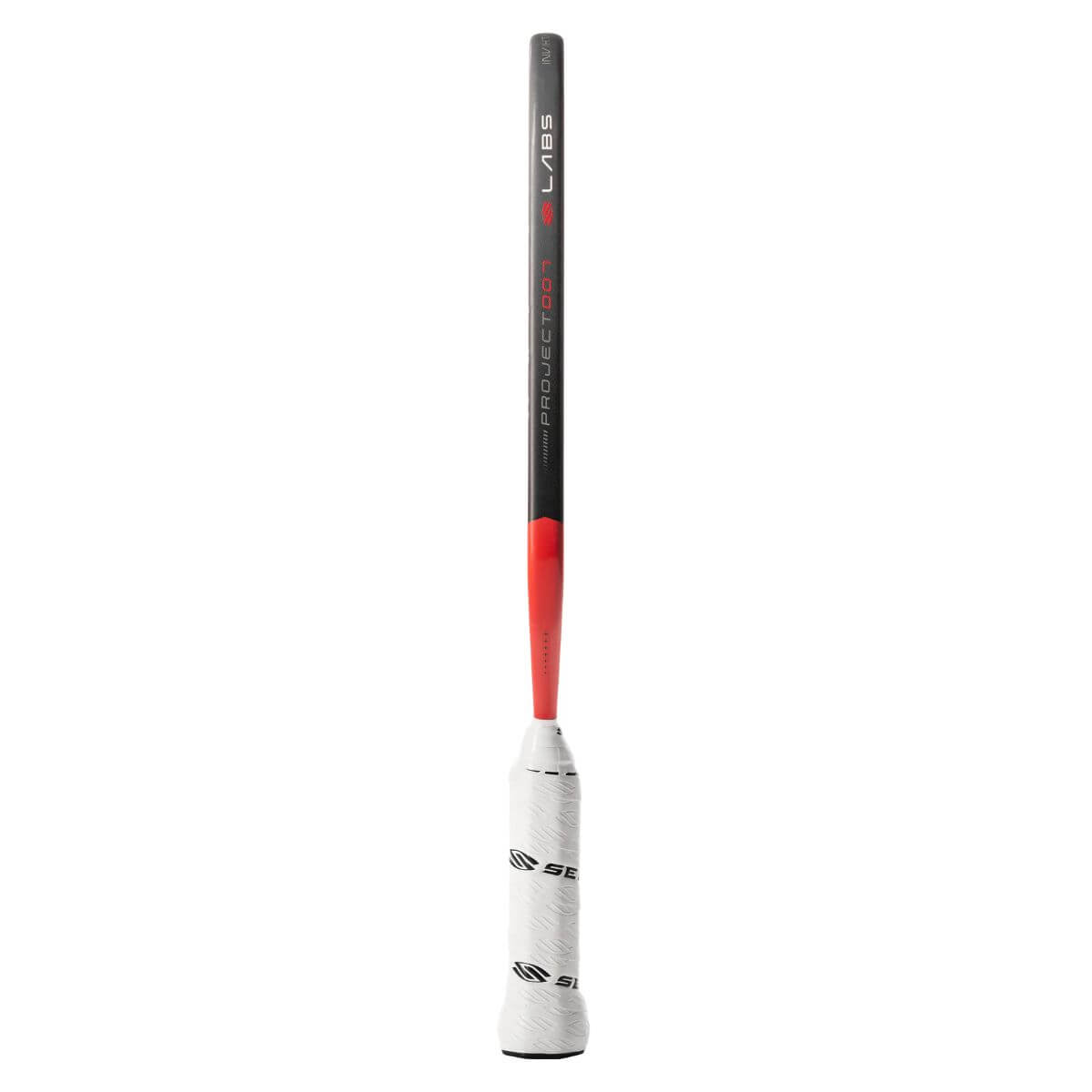 Zijaanzicht van de Selkirk LABS 007 Invikta pickleball paddle, zwart blad met rode onderzijde, wit handvat en het Selkirk-logo in zwart met witte omlijning op het slagooppervlak.