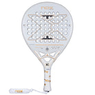Vooraanzicht witte Nox padel racket met gouden accenten in het logo.