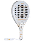 Schuin vooraanzicht witte Nox padel racket met gouden accenten in het logo.