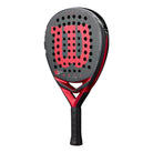 Wilson Bela V3 2025 schuin vooraanzicht padelracket in rood-zwart design met druppelvorm.
