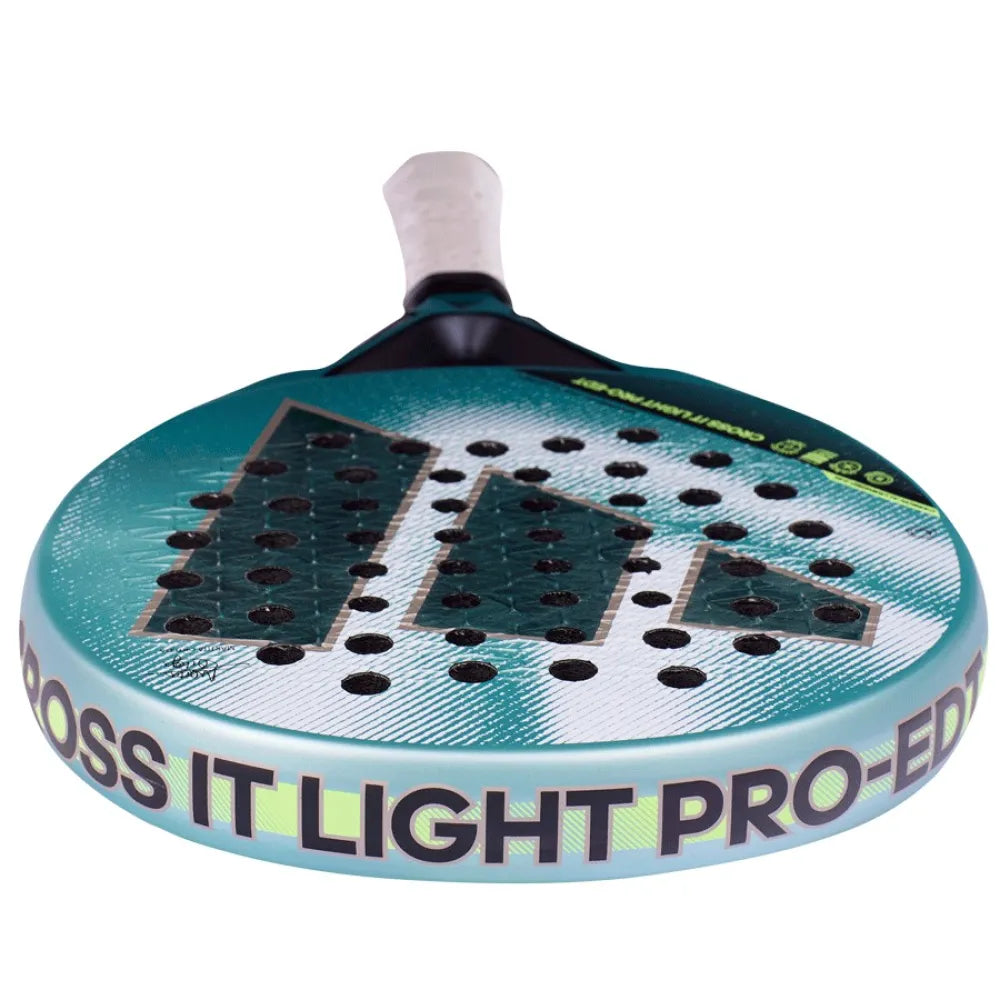 Bovenaanzicht padel racket Adidas Cross It Light Pro EDT 2026, lichtblauw racket met grijs blauw Adidas logo met fluo gele details en wit handvat