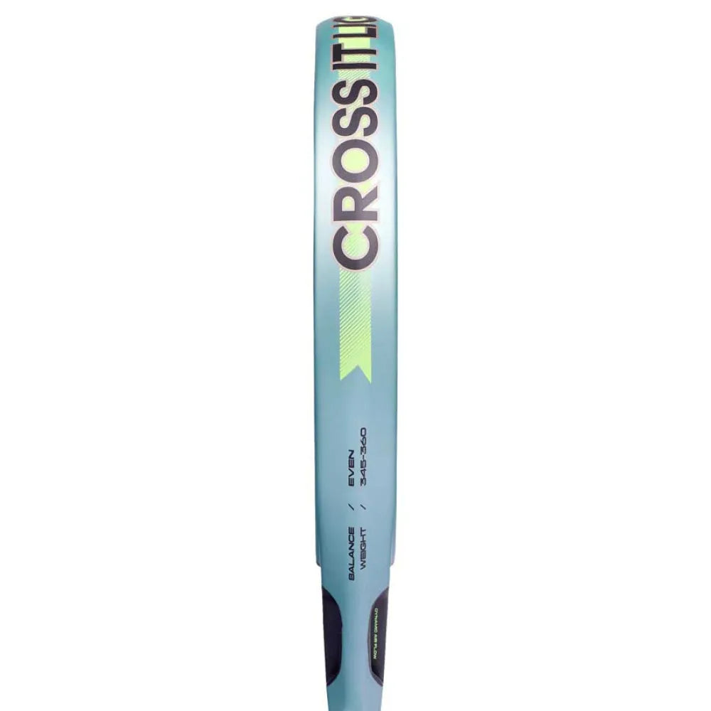 Zijaanzicht padel racket Adidas Cross It Light Pro EDT 2026, lichtblauw racket met grijs blauw Adidas logo met fluo gele details en wit handvat
