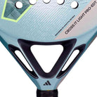 Detail kader padel racket Adidas Cross It Light Pro EDT 2026, lichtblauw racket met grijs blauw Adidas logo met fluo gele details en wit handvat
